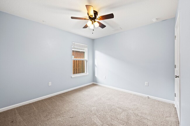 Building Photo - Redstone Commons 4bed/2bath Available Now!