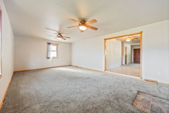 Building Photo - 3 Bedroom Ranch Home North of Lake Loveland