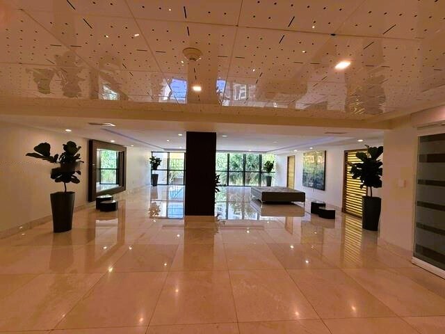 Building Photo - 540 Brickell Key Dr