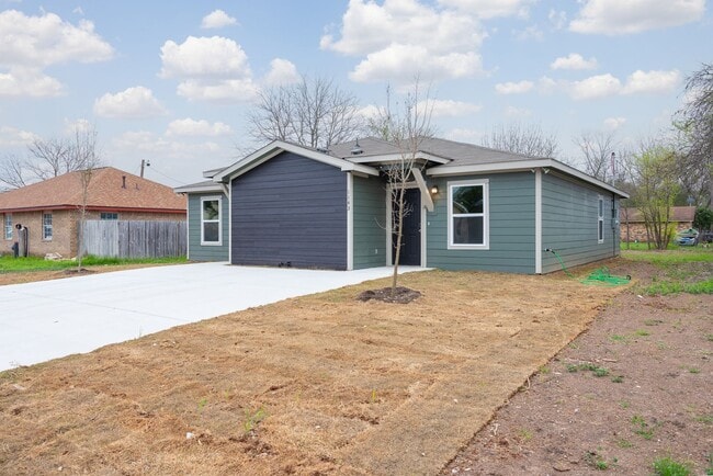 Building Photo - 1143 Magnolia St