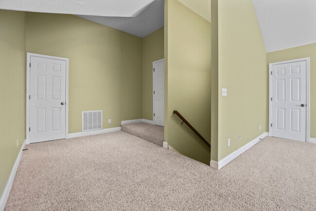 Building Photo - Dog Friendly Three Bedroom with Bonus!