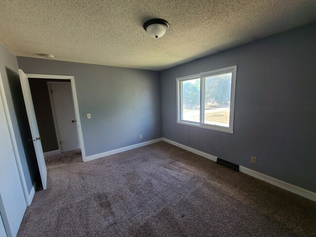 Building Photo - 4932 DuBois Dr