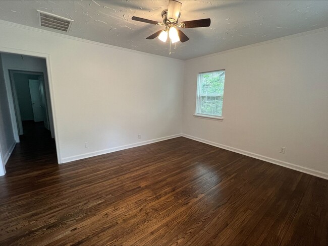 Building Photo - Beautiful Two Bedroom, One Bath Ready For ...