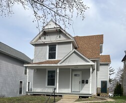 Building Photo - 1176 Center Pl