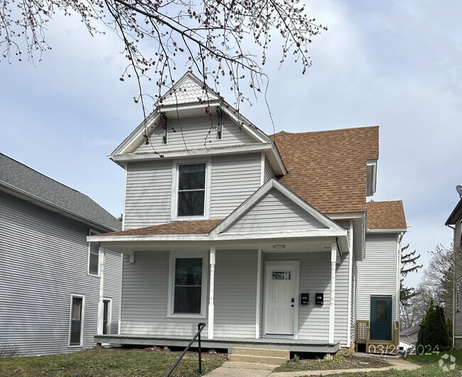 Building Photo - 1176 Center Pl