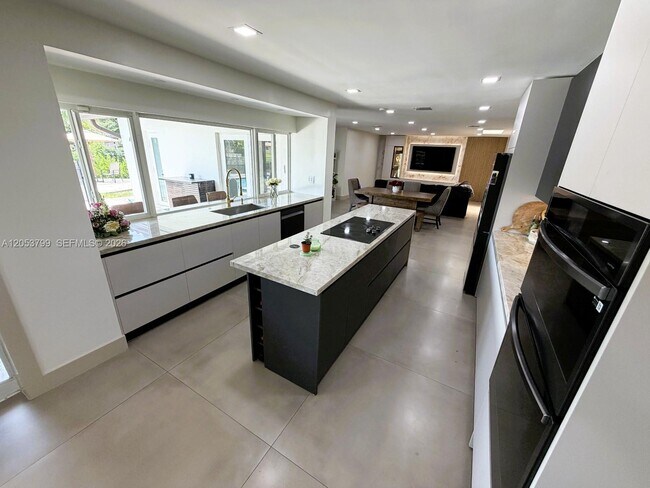 Building Photo - 10950 SW 40 Ct
