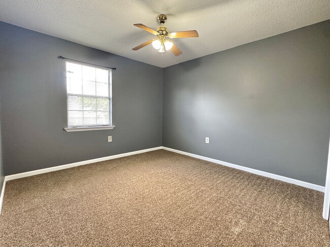 Building Photo - MOVE-IN READY!  [PET FRIENDLY]