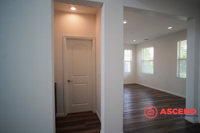 Building Photo - Beautiful 4-Bedroom Located In Highgate Co...