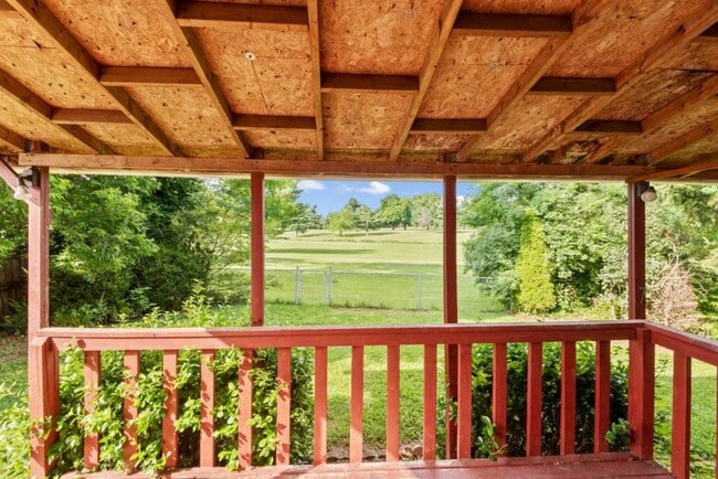 Building Photo - 648 Golfview Dr