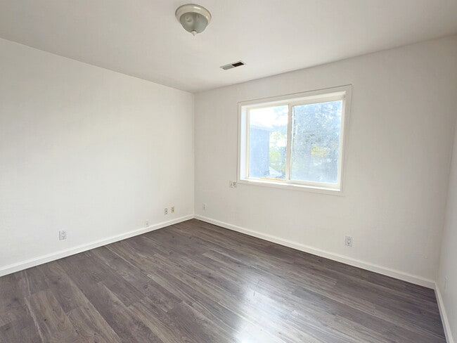 Building Photo - 6731 SE Fern Ave