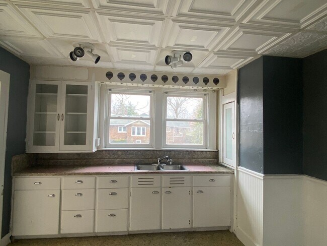 Building Photo - Spacious 3 Bedroom Home w/ 3 Full Baths