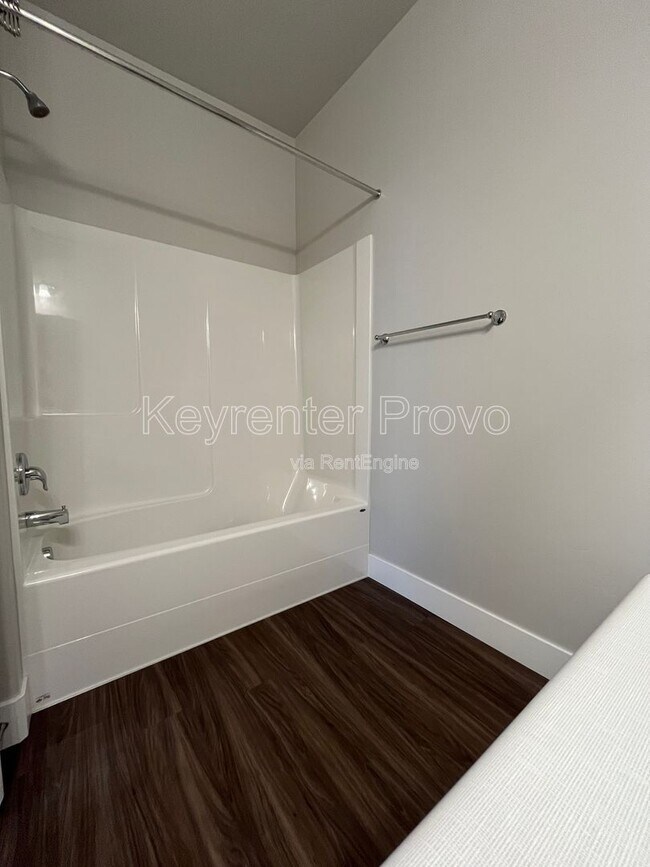 Building Photo - 586 N 360 W