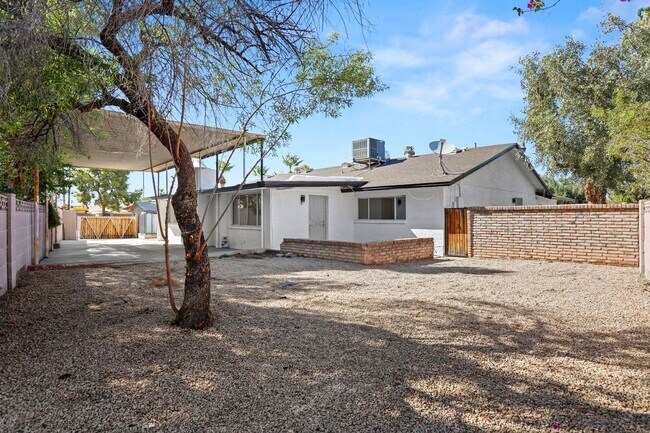 Building Photo - Prime ASU Location 5BR Home with Pool & Garage