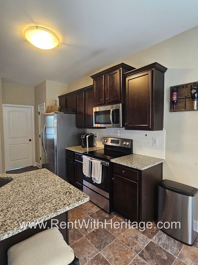 Building Photo - Gorgeous 3 bd / 2 bath / Attention to Deta...