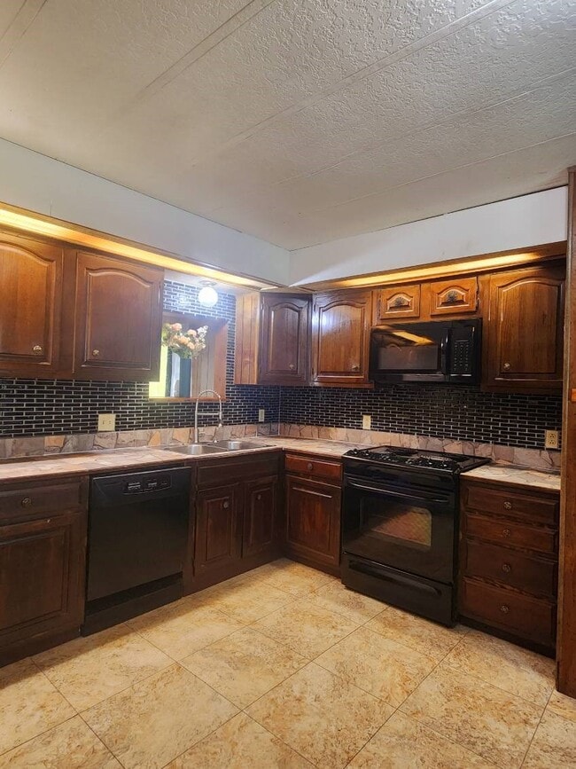 Building Photo - 465 Pecan