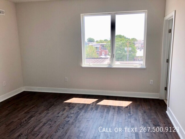 Building Photo - Absolutely Gorgeous Bi Level 3bd+den with ...