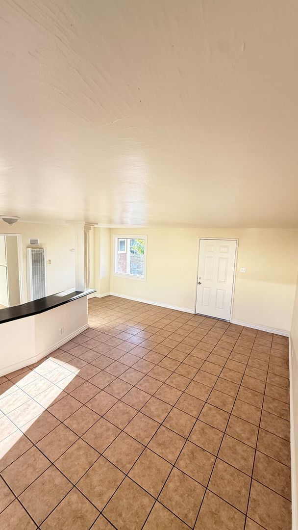 Building Photo - 1 MONTH FREE- 2 bedroom 1 bath unit available.