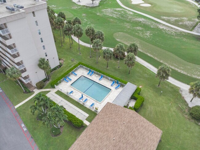 Building Photo - 200 Jacaranda Country Club Dr