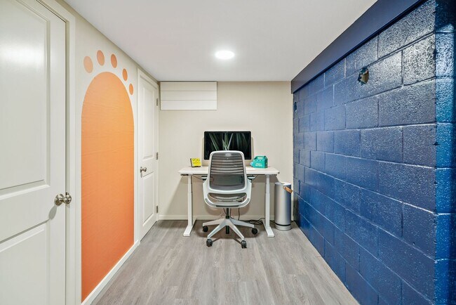 Building Photo - Furnished Downtown Bungalow!