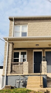 Building Photo - One Bedroom on Quiet Street w/ Parking