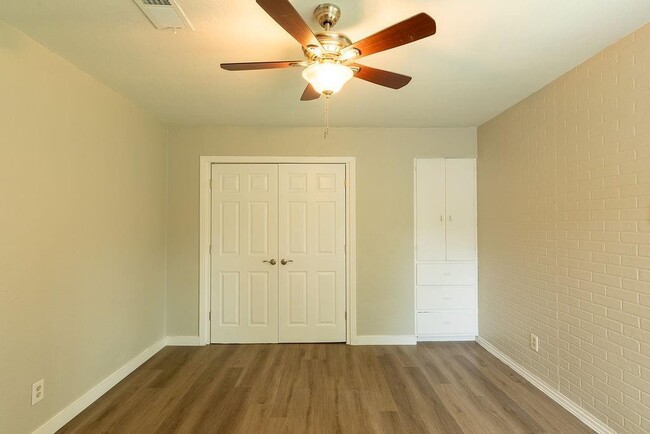 Building Photo - 6633 Racine Dr