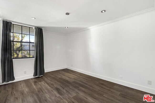 Building Photo - 740 Kings Rd