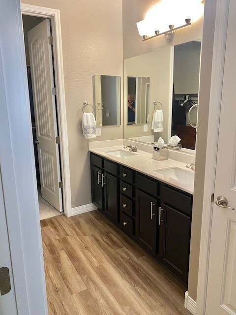 Main bathroom - 5557 N Teaberry Ln