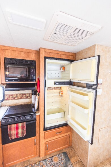 Building Photo - 8875 Calle De Brazito