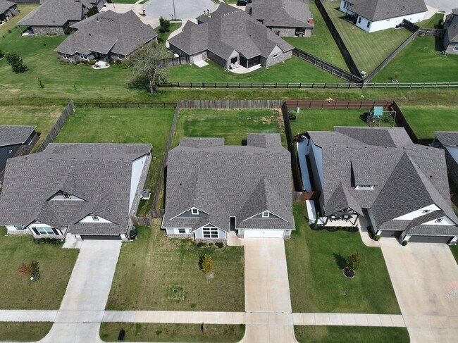 Building Photo - Like new, Move in Ready.