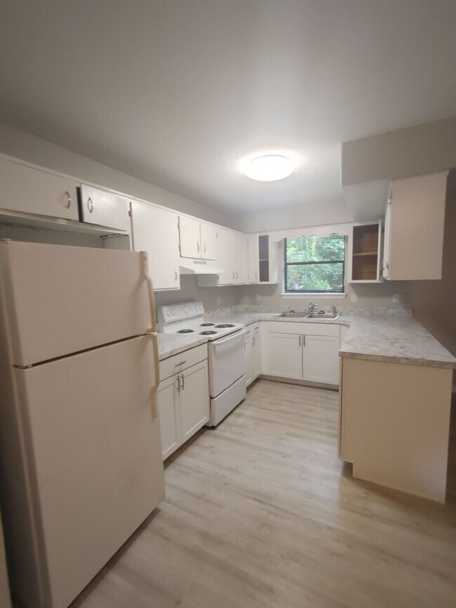Building Photo - Spacious 2 Bedroom/2 Bath