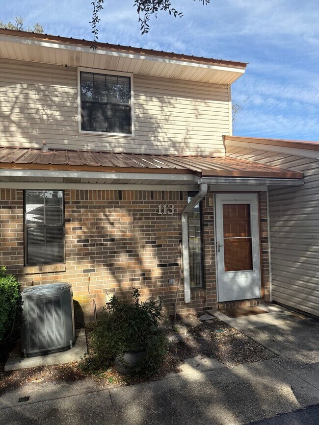 Building Photo - 113 Classic Ct