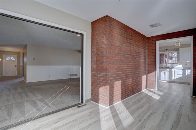 Building Photo - 3 Bedroom 3 Bathroom Home on a 1 Acre Lot