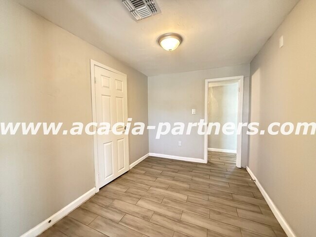 Building Photo - 2 Bedroom home on a large lot