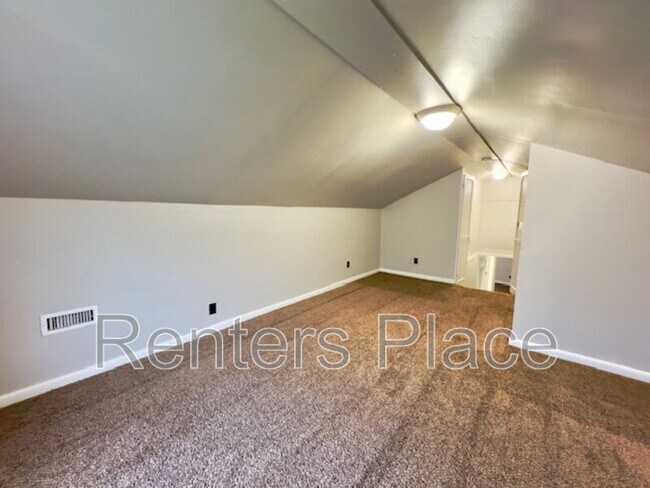 Building Photo - 302 W 8th St