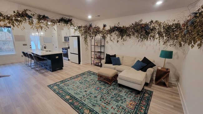 Building Photo - 3 Bed, 2.5 Bath Townhome Available in Greenville