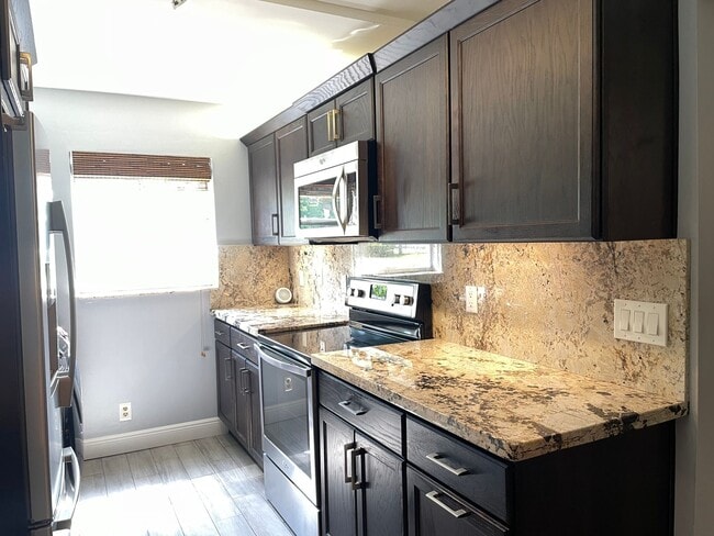 Building Photo - Beautifully renovated! 2 Bed, 2 Bath corne...