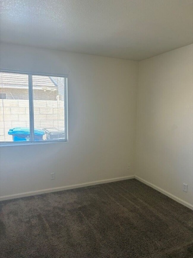 Building Photo - 4 Bedroom/2 Bath Home in the Northwest - $2395 Per Month!