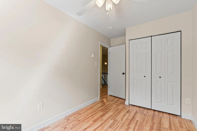 Building Photo - 121 Carnival Dr