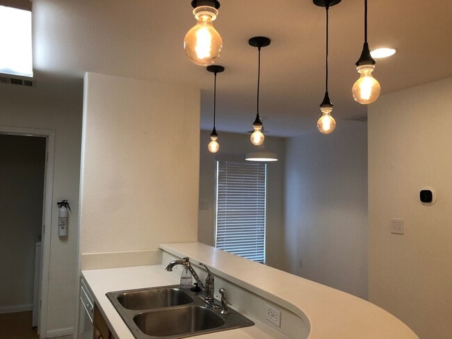 Building Photo - Great Close-In Condo