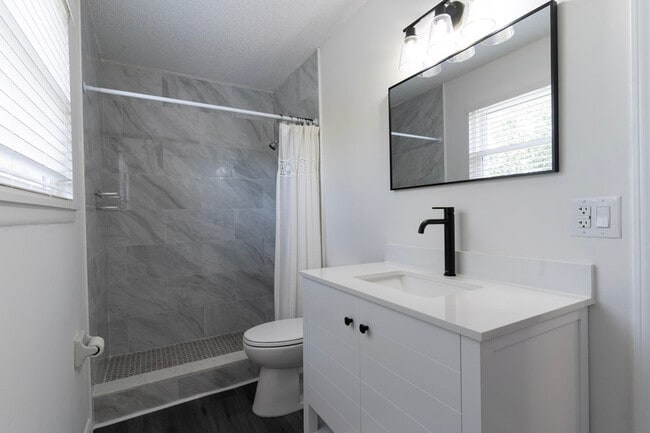 Building Photo - 756 Aquatic Dr