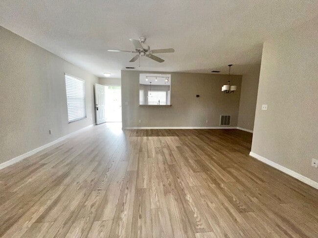 Building Photo - 2024 Donegan Pl