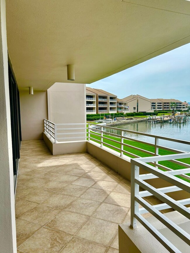 Building Photo - Beautifully Remodeled 2/2 Waterfront Unit in Gated Community!