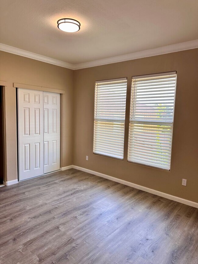 Building Photo - 4 bed/ 4.5 bath in Santa Rosa