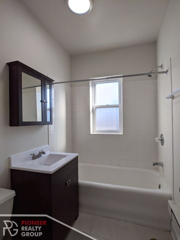 Building Photo - 3815 N Greenview Ave