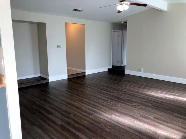 Building Photo - 1915 Magazine St