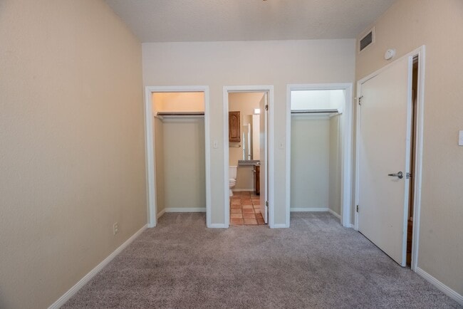 Building Photo - Robbins Place #208