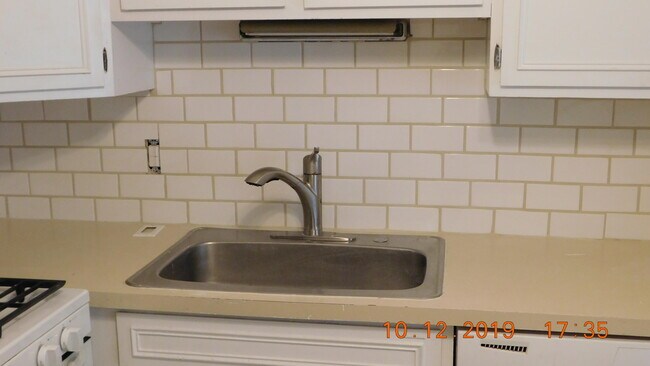 Building Photo - 444 N Fox Hills Dr