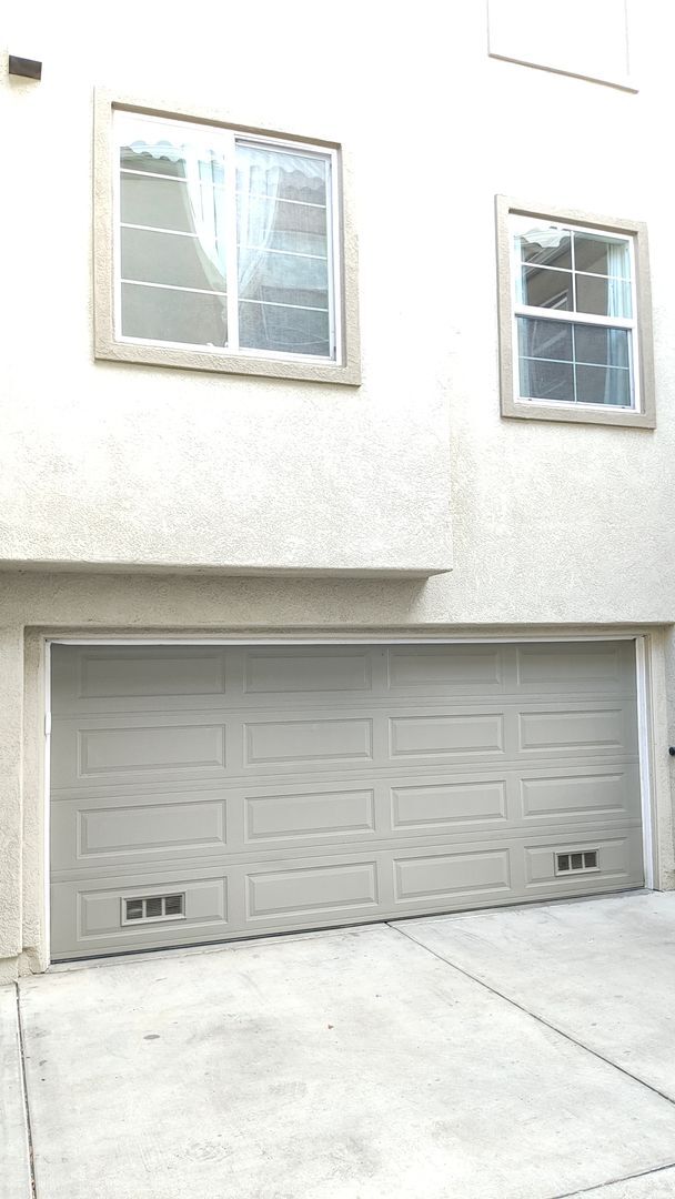 Building Photo - 3 bedrooms 3 bathrooms townhome FOR RENT i...