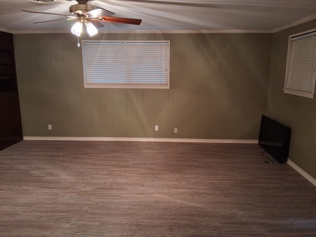 Building Photo - 4606 Begonia St