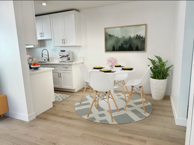 Building Photo - 934 S St Andrews Pl